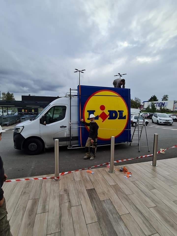 Camionette qui porte l'enseigne LIDL