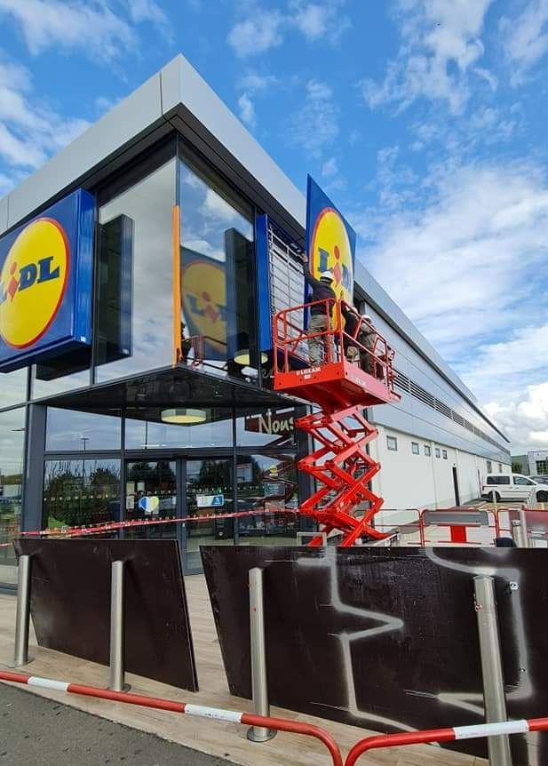 Pose d'une enseigne lumineuse LIDL