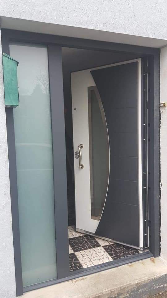 Porte d'entrée bicolore ouverte