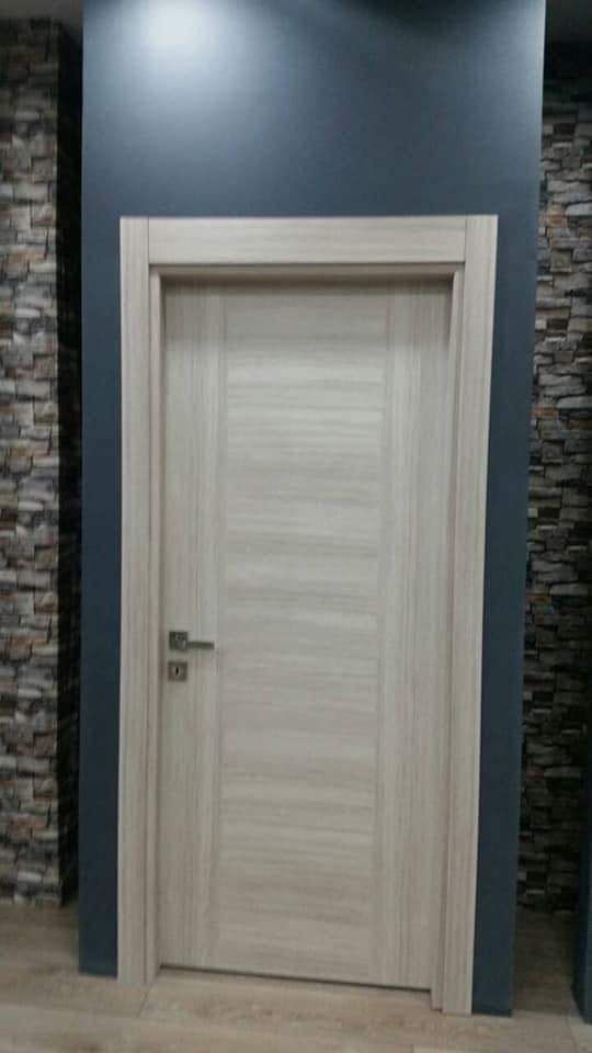 Porte d'entrée blanche en bois