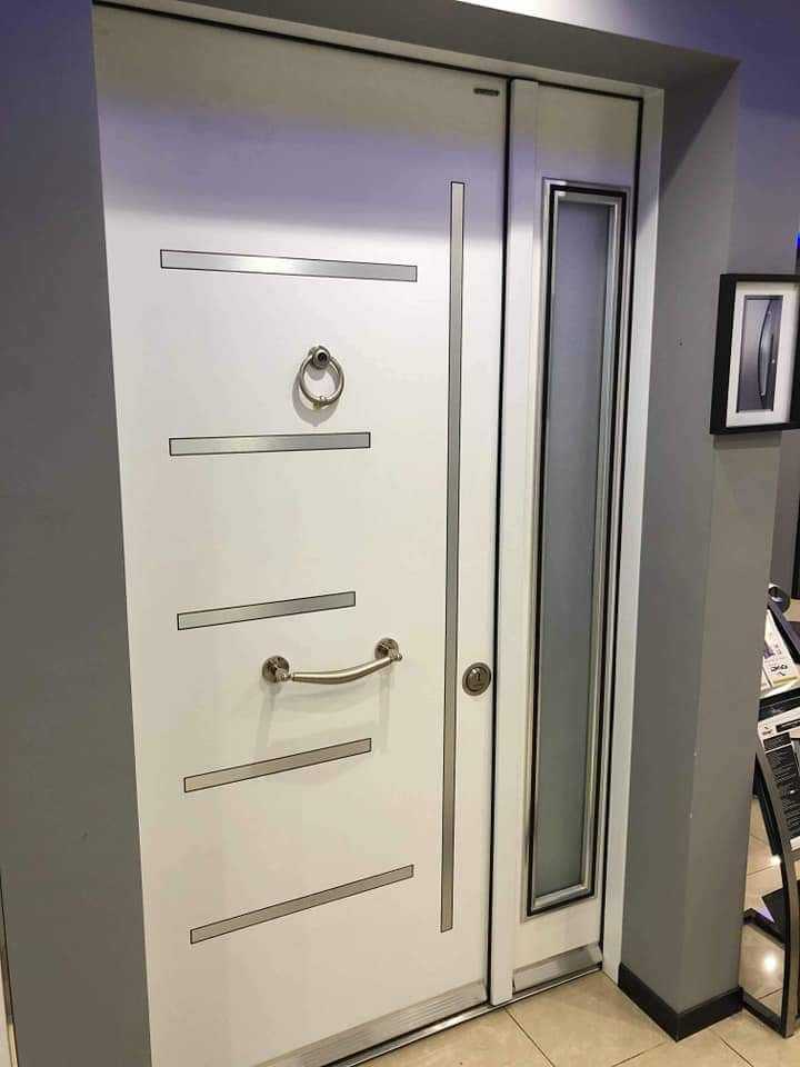 Porte d'entrée blanche