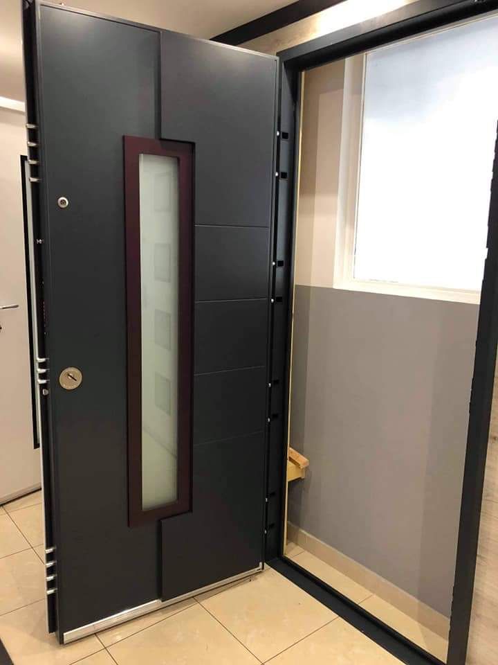 Porte blindée grise avec vitrage