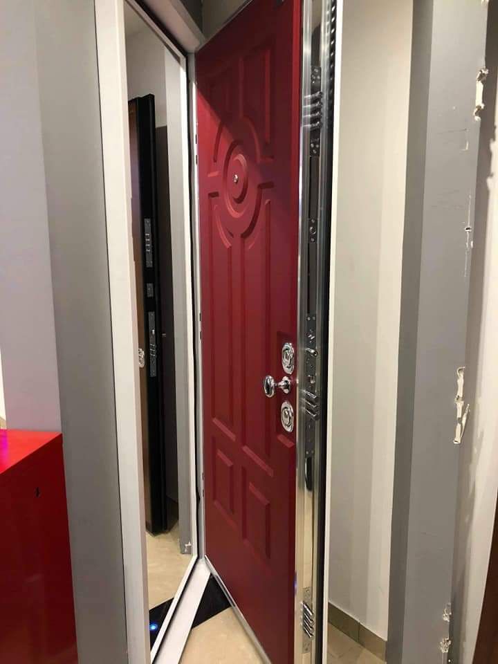 Porte blindée rouge