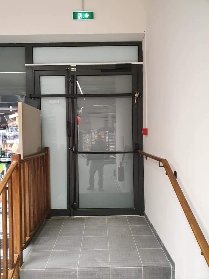 Porte de service vitrée