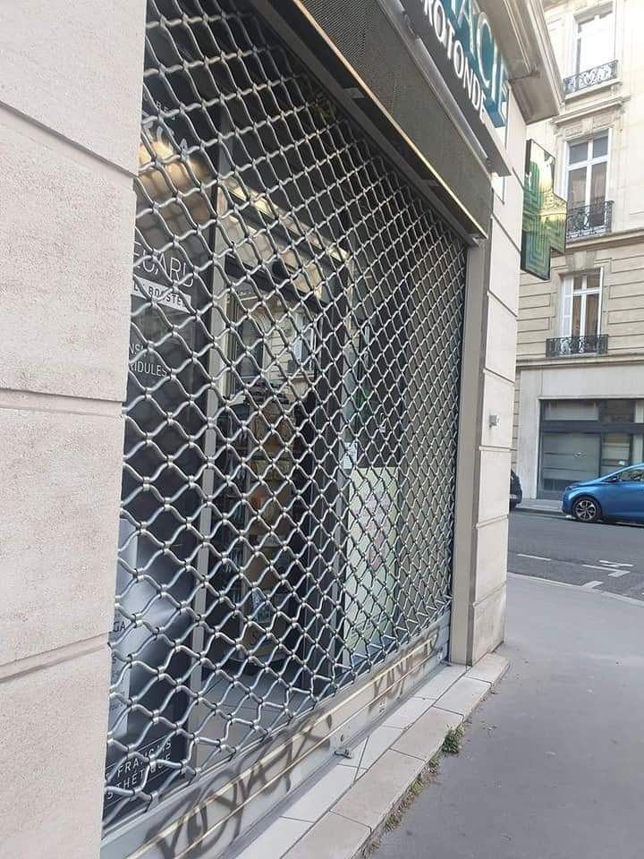 Rideaux métalliques d'un magasin