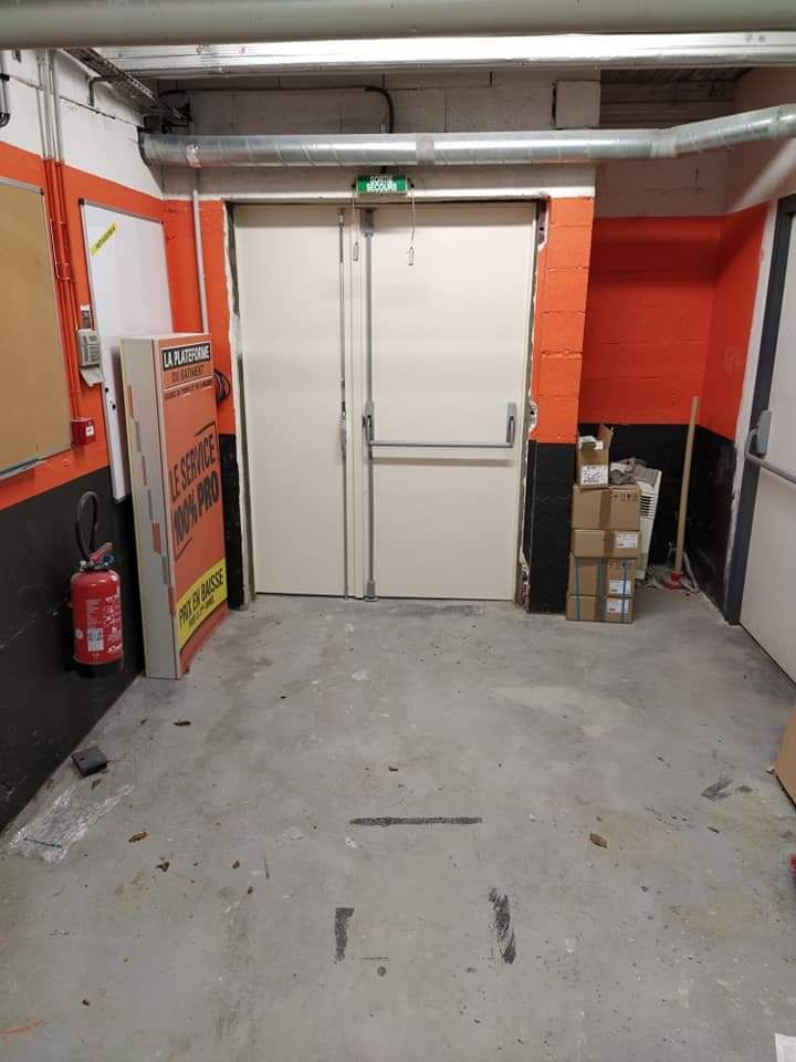 Porte de service d'un local