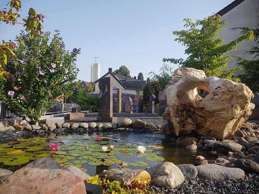 Ein Teich mit einem großen Felsen in der Mitte