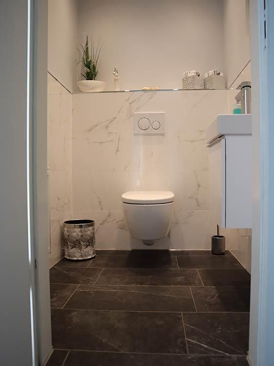 Ein Badezimmer mit Toilette und Waschbecken.