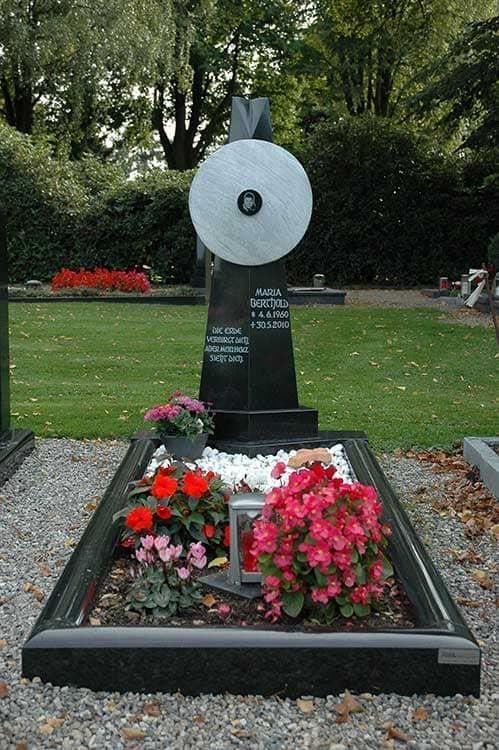 Ein Grab auf einem Friedhof mit Blumen und Kerzen