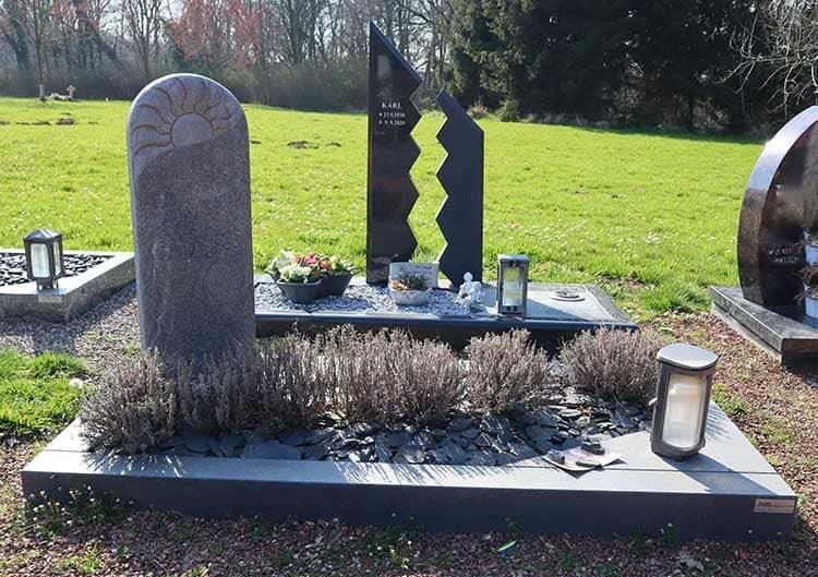 Ein Friedhof mit ein paar Gräbern und ein paar Laternen