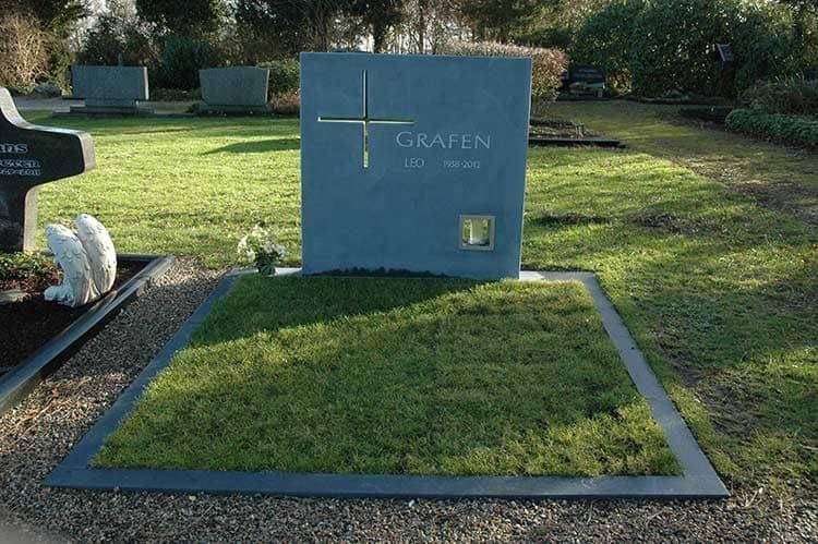 Ein Grab auf einem Friedhof
