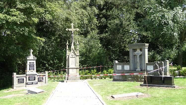Ein Friedhof mit einem Kreuz in der Mitte