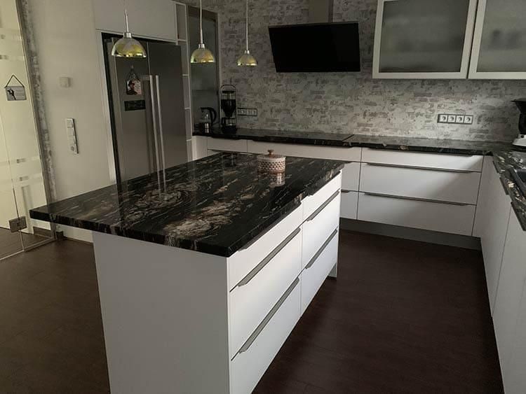 Eine Küche mit einer großen Insel in der Mitte.