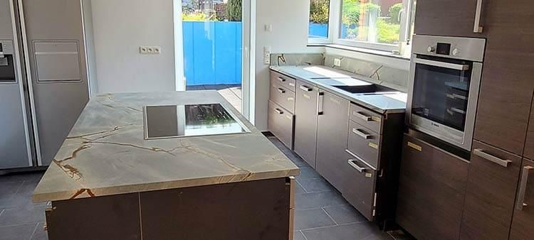 Eine Küche mit einer großen Insel in der Mitte des Raumes.