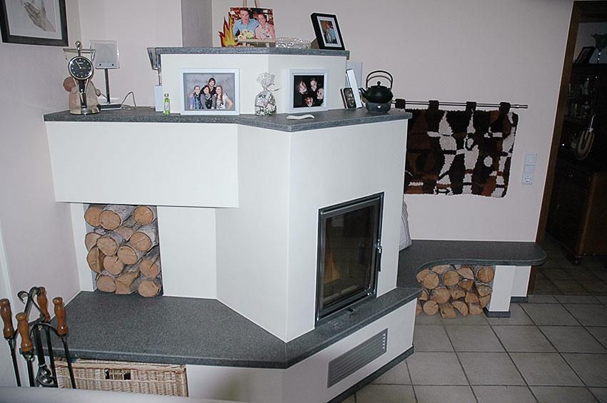 Ein Wohnzimmer mit Kamin und Bildern an der Wand