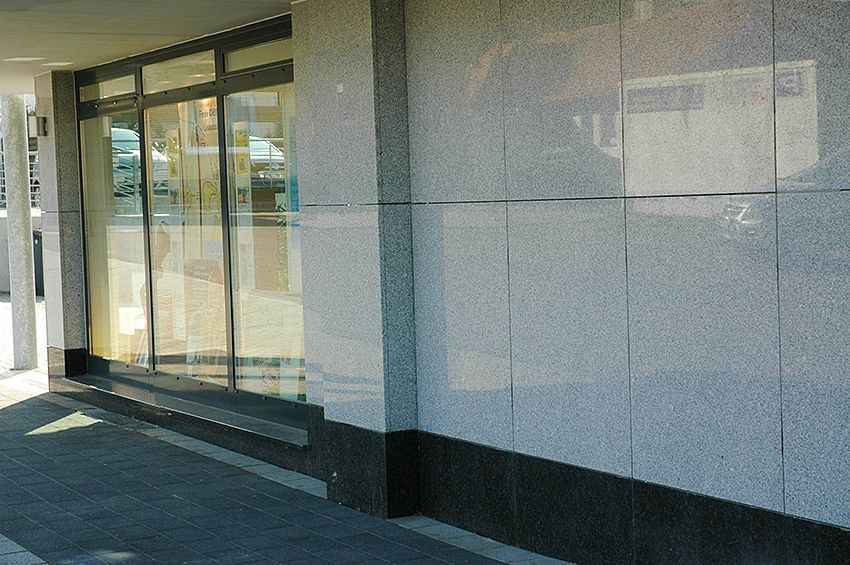 Ein großes Gebäude mit einer Glasschiebetür