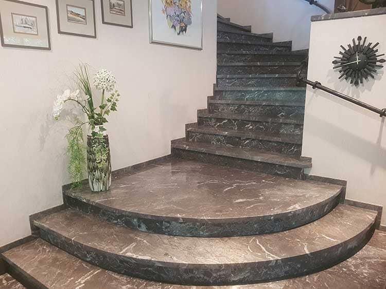 Eine Treppe mit einer Vase mit Blumen auf den Stufen