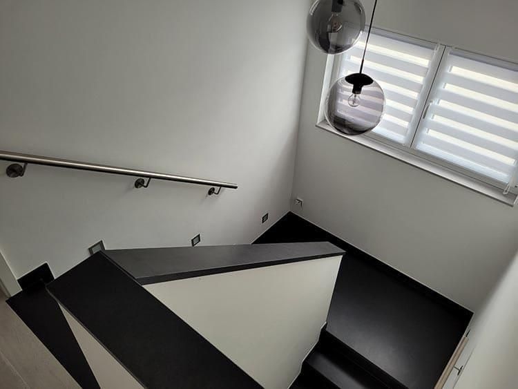 Eine Luftaufnahme einer Treppe mit einem Geländer und einem Fenster.