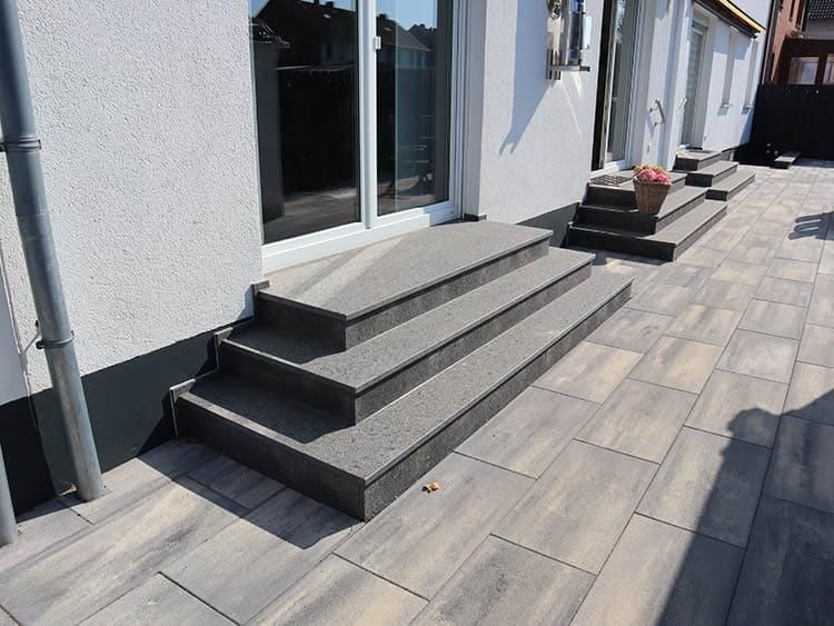 Eine Treppe, die zur Eingangstür eines Hauses führt.