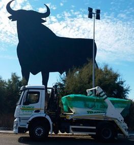 Un camión está estacionado frente a una estatua de un toro.