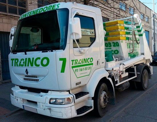 Un camión blanco con el número 7