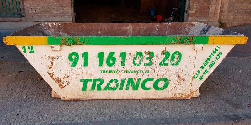 Un contenedor de basura con el número 91 161 03 20