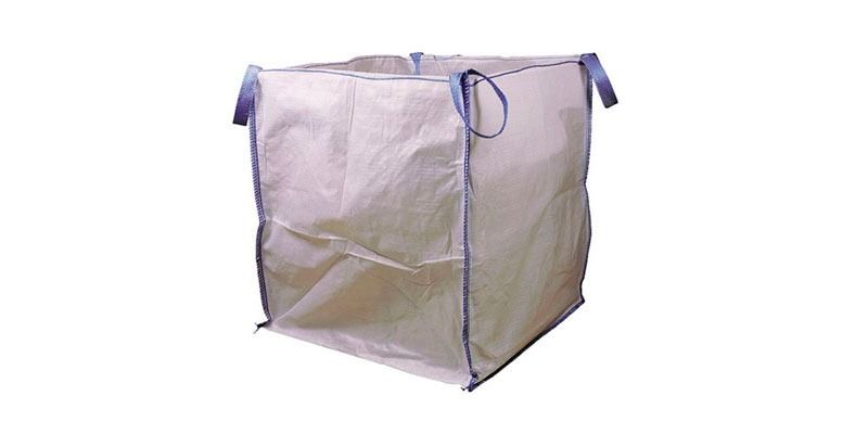 Un bolso grande de color blanco con correas azules sobre un fondo blanco.