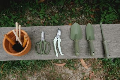 Un montón de herramientas de jardinería están sobre una mesa de madera.