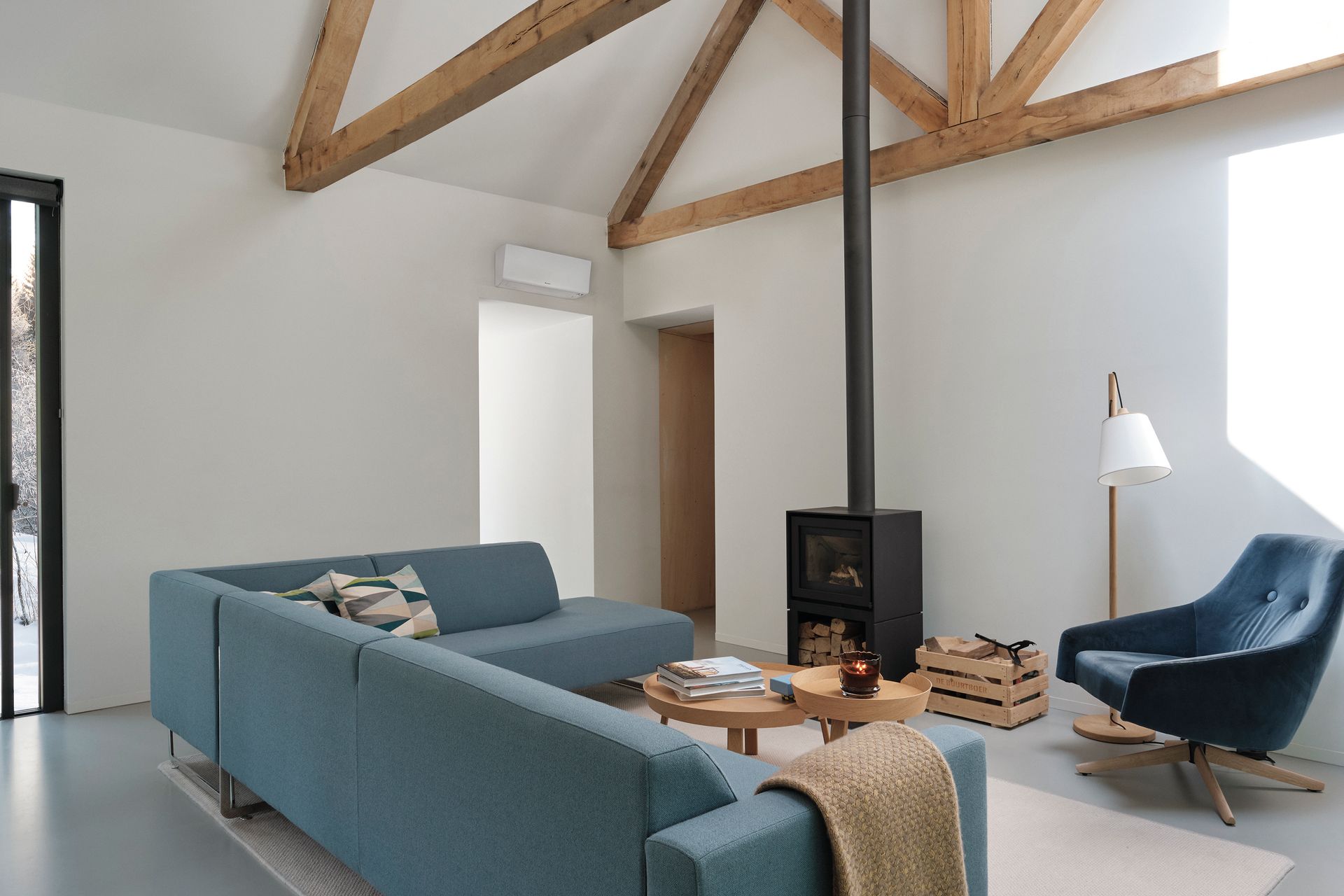 Modernes Wohnzimmer mit rotem Sofa, Chaiselongue, Wandfernseher und großem Fenster mit Stadtblick