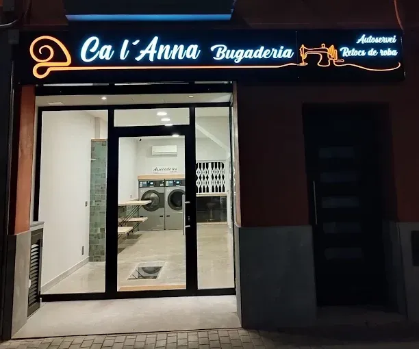 Una lavandería con un cartel que dice ca l'anna bugaderia