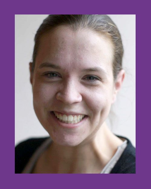 Eine Frau lächelt vor einem violetten Hintergrund
