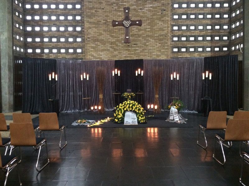 Eine Kirche mit einem Kreuz und Kerzen auf dem Altar