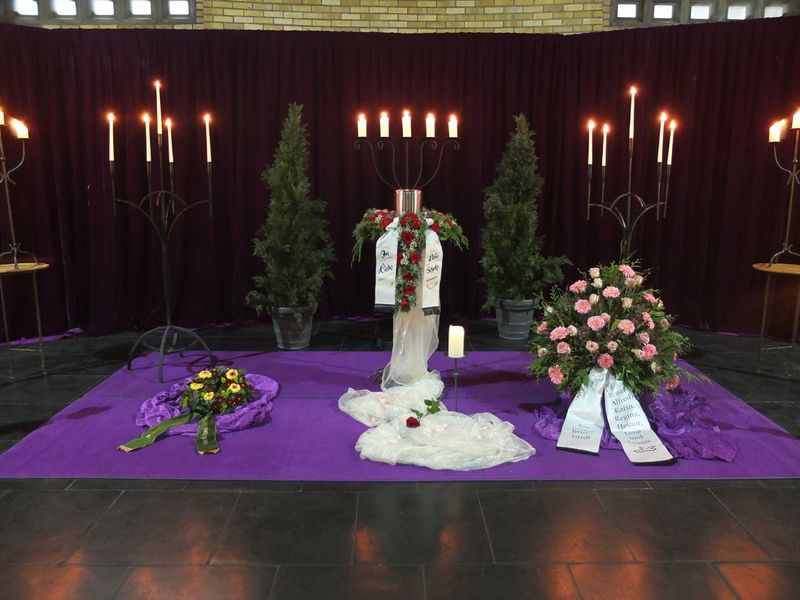 Ein lila Teppich mit Blumen und Kerzen darauf