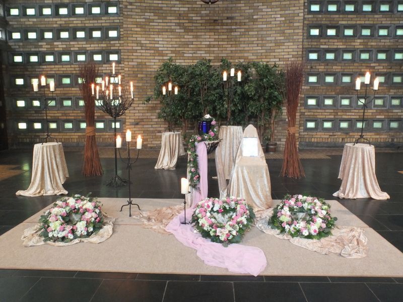 Eine Ausstellung von Blumen und Kerzen in einer Kirche