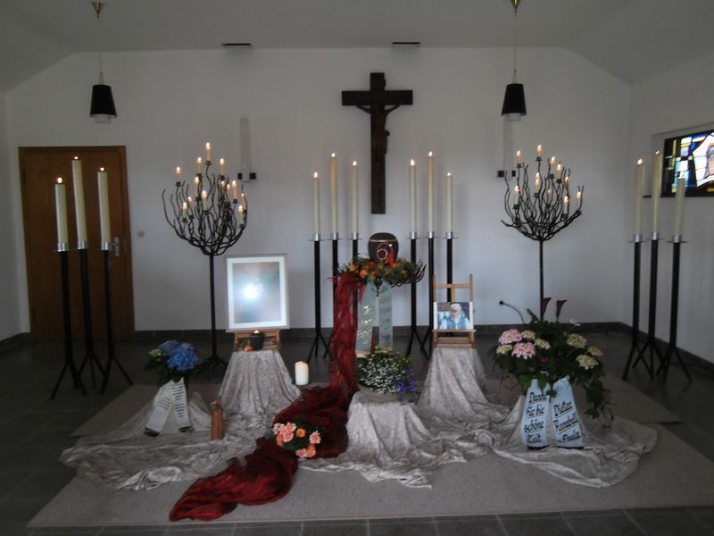 Eine Kirche mit Kerzen und einem Kreuz an der Wand