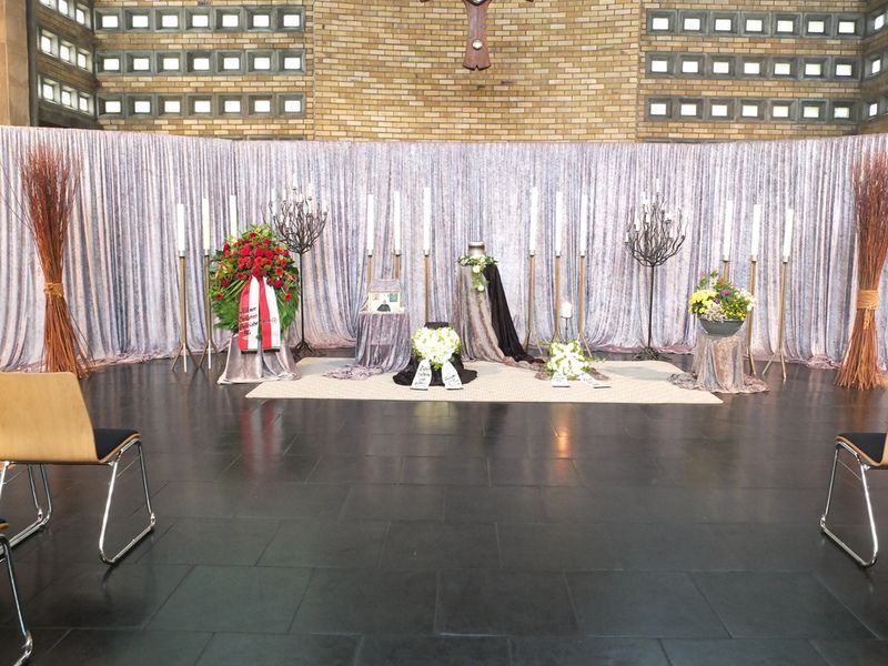 Eine Kirche mit einem weißen Vorhang und Blumen auf dem Boden