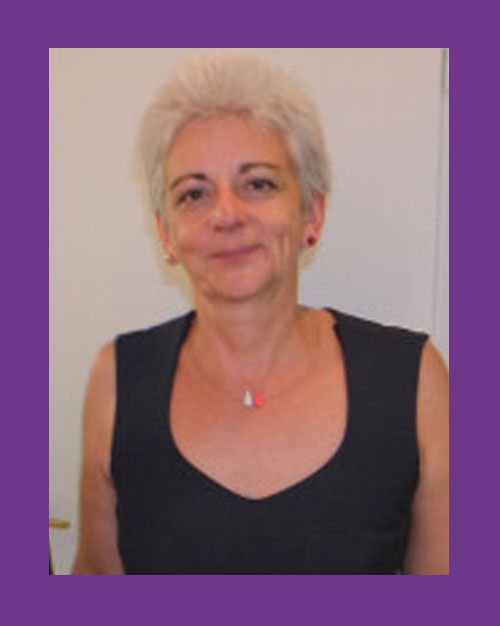 Eine Frau mit schwarzem Tanktop und roter Halskette