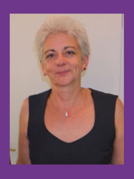 Eine Frau mit schwarzem Tanktop und roter Halskette