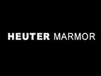 Das Logo von heuter Marmor ist weiß auf schwarzem Hintergrund.