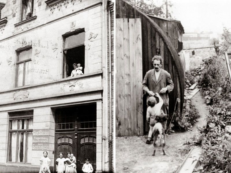 Ein Schwarzweißfoto einer Familie vor einem Gebäude.