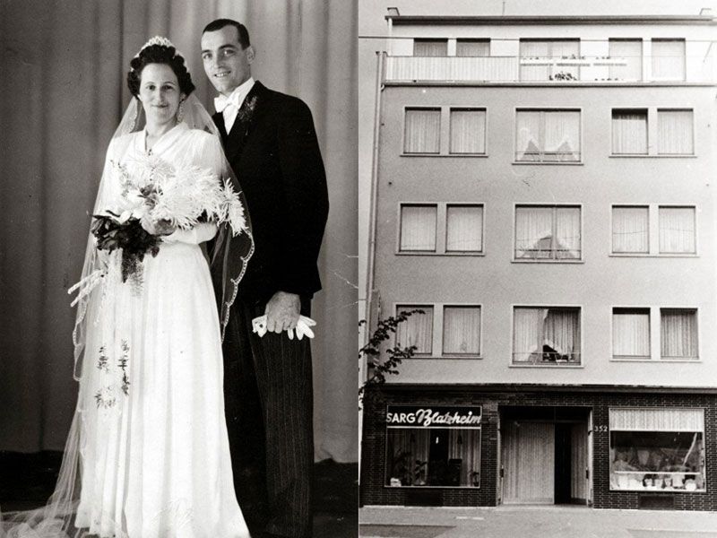 Ein Schwarzweißfoto von Braut und Bräutigam neben einem Gebäude