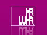 Ein weißes Logo auf violettem Hintergrund mit einer Spiegelung.