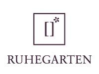 Das Logo von Ruhegarten ist ein Quadrat mit einer Blume darin.