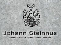 Das logo der johann steinnus bild- und steinhauerei trägt ein wappen.