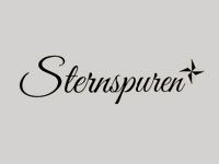 Ein schwarzweißes Logo mit dem Wort Sternspuren auf grauem Hintergrund.