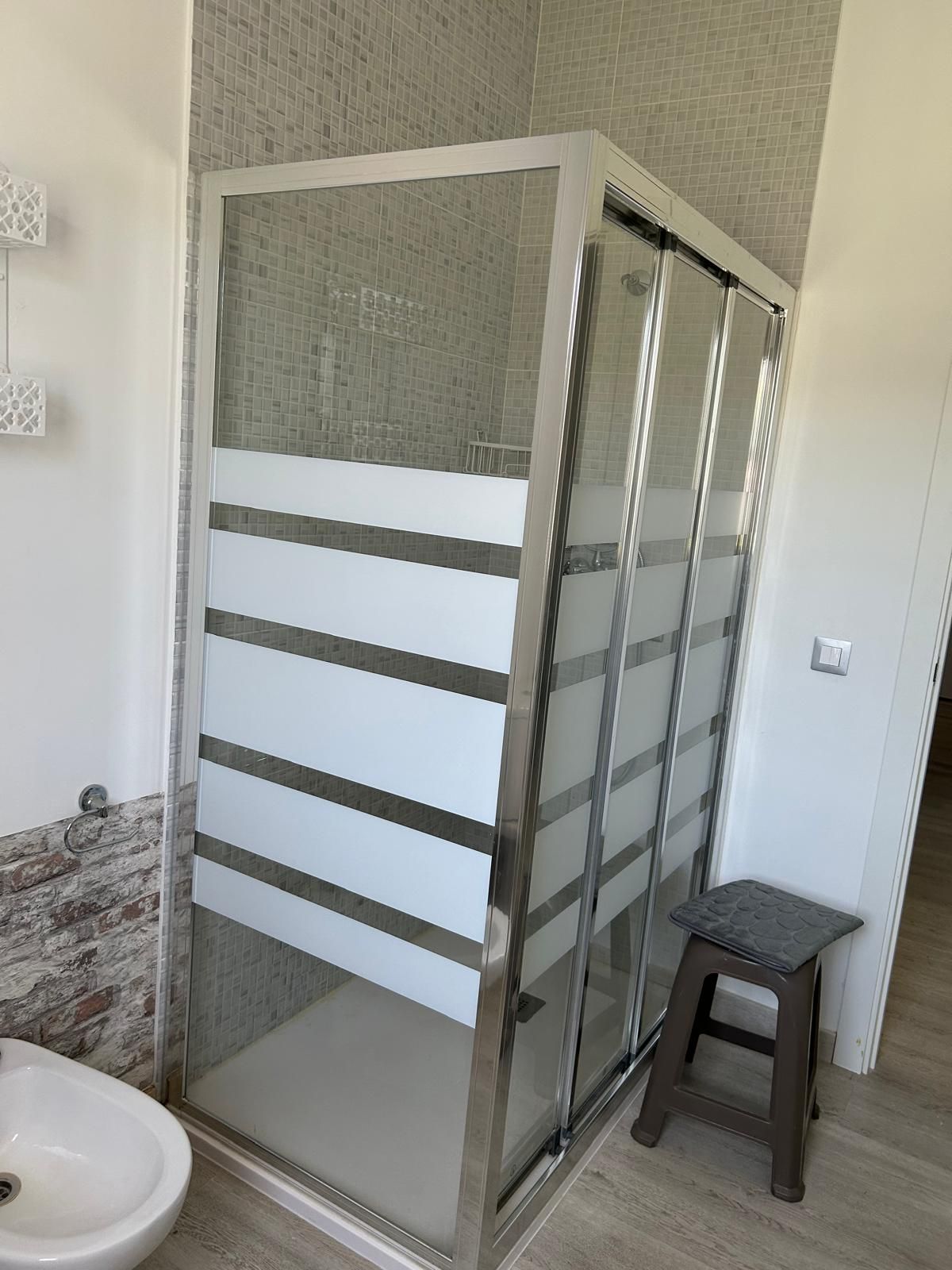 Un baño con cabina de ducha y lavabo.