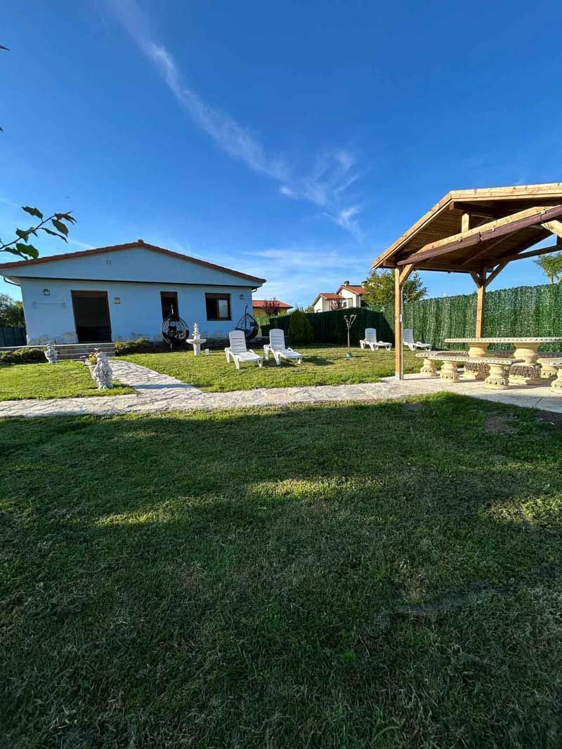 Hay una casa al fondo y un mirador en primer plano.