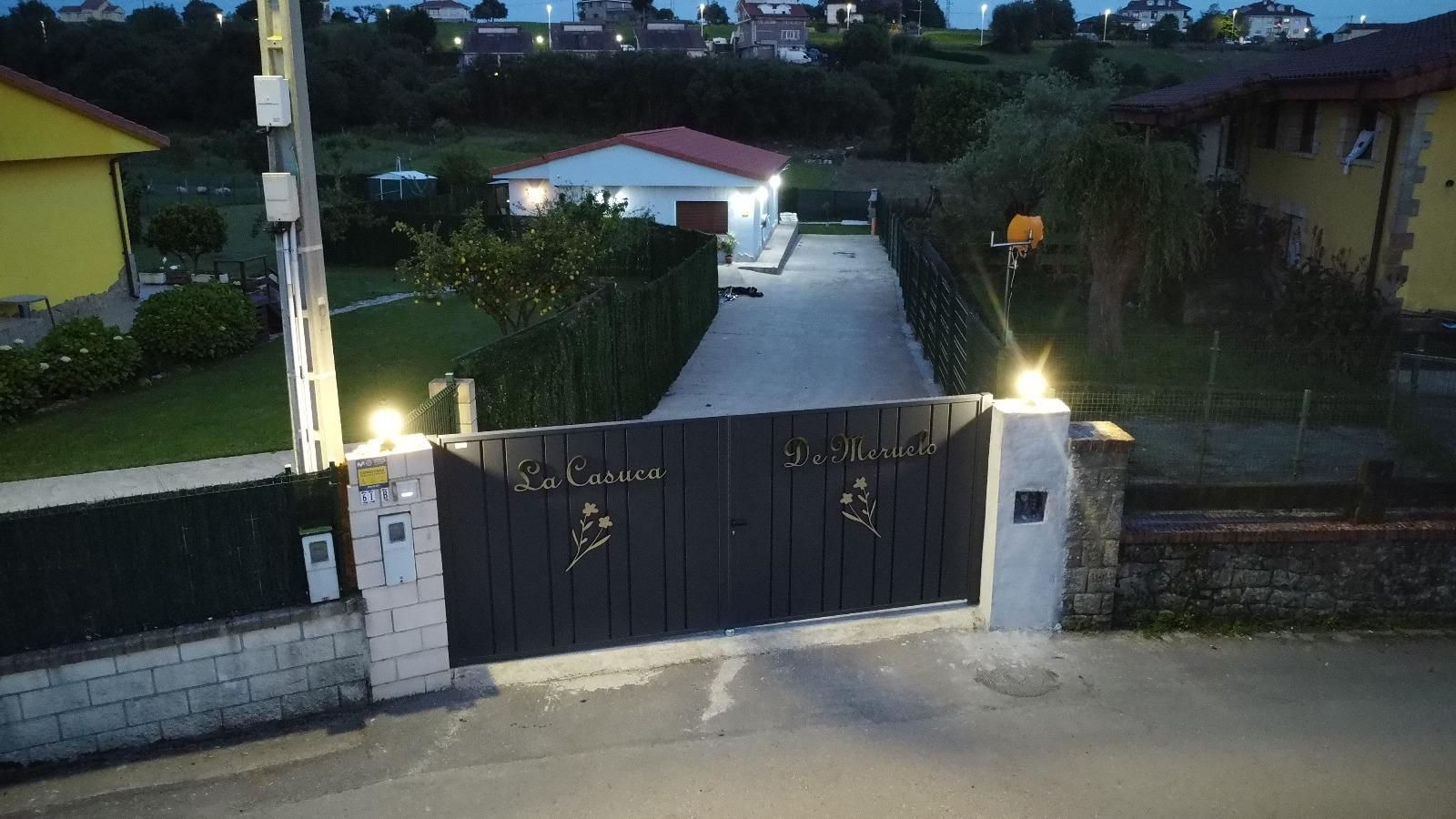 Una vista aérea de una casa con una puerta abierta.