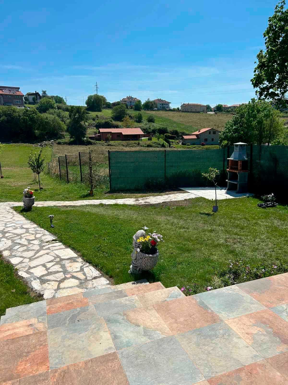 Hay una barbacoa en el patio trasero de una casa.