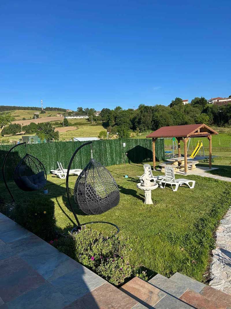 Hay un columpio en el medio del jardín.